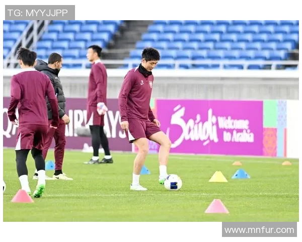 足球明星化身老头重返球场展现不一样的风采与激情