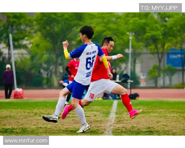 足球明星在场上激烈对话展现团队默契与战术交流的精彩瞬间 足球明星在场上激烈对话展现团队默契与战术交流的精彩瞬间