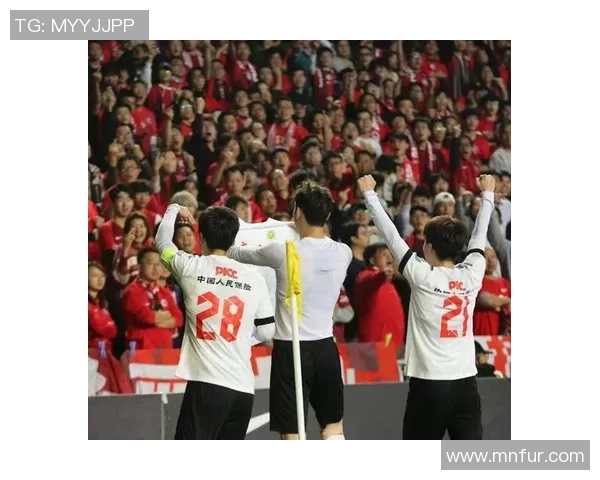 足球明星在比赛中被热情球迷抱走引发热议现场气氛火爆令人感动 足球明星在比赛中被热情球迷抱走引发热议现场气氛火爆令人感动