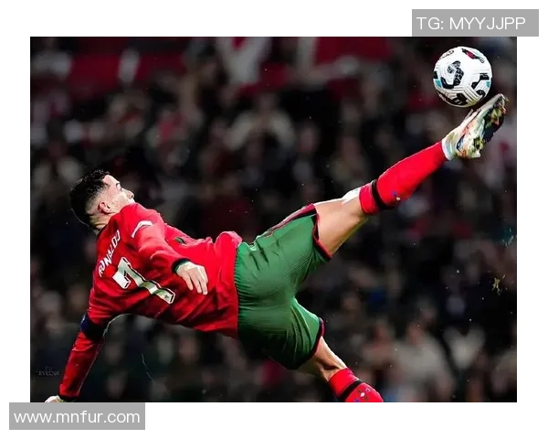 足球明星在平衡训练中展现卓越技巧与力量的精彩瞬间 足球明星在平衡训练中展现卓越技巧与力量的精彩瞬间