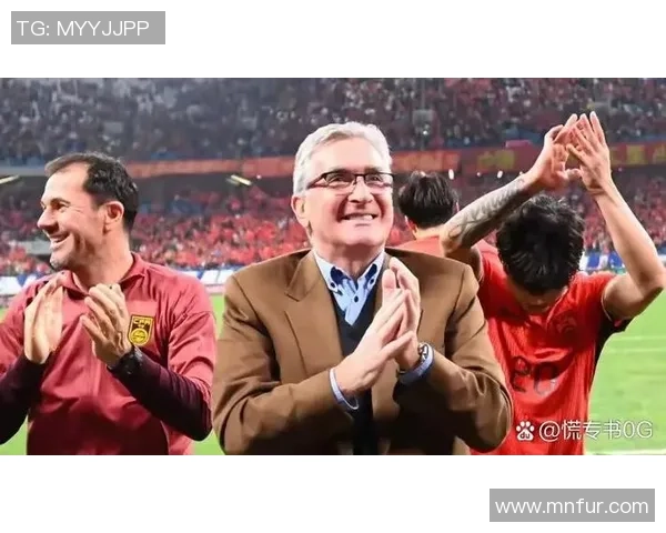 足球明星在绿茵场上挥洒汗水展现风采与激情的精彩瞬间 足球明星在绿茵场上挥洒汗水展现风采与激情的精彩瞬间