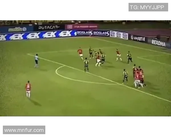 足球明星在赛场失利后情绪崩溃泪洒球场引发球迷心痛共鸣