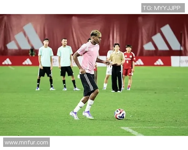 足球明星孩子们的励志瞬间展现他们的梦想与希望