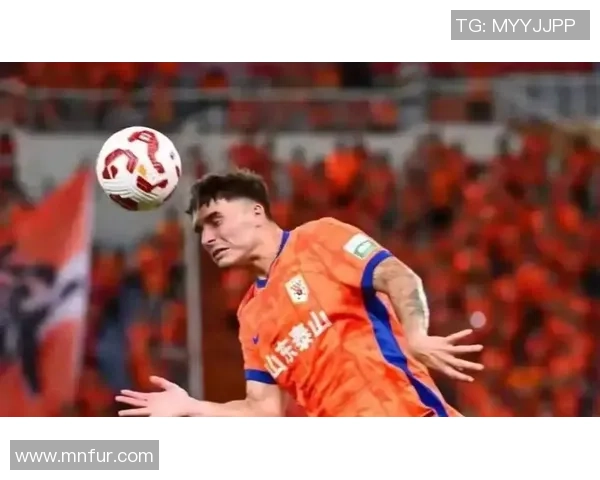 足球明星扔刀视频引发热议网友热议其背后故事与影响