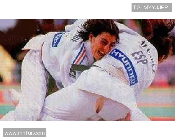 足球明星意外走光引发热议网友热议其形象与职业生涯影响