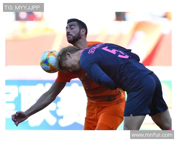 足球明星携手老年手机展现科技与传统的完美融合与温情瞬间