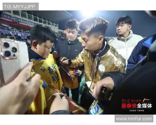 足球明星携手手机自拍分享训练生活精彩瞬间与球迷互动新方式 足球明星携手手机自拍分享训练生活精彩瞬间与球迷互动新方式