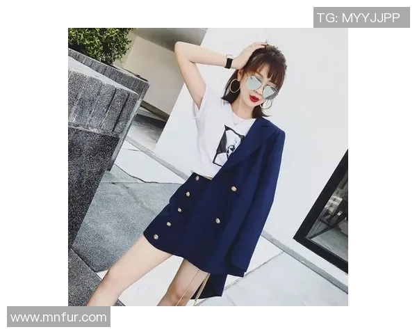 足球明星时尚新潮流西装搭配背包展现个性与风格