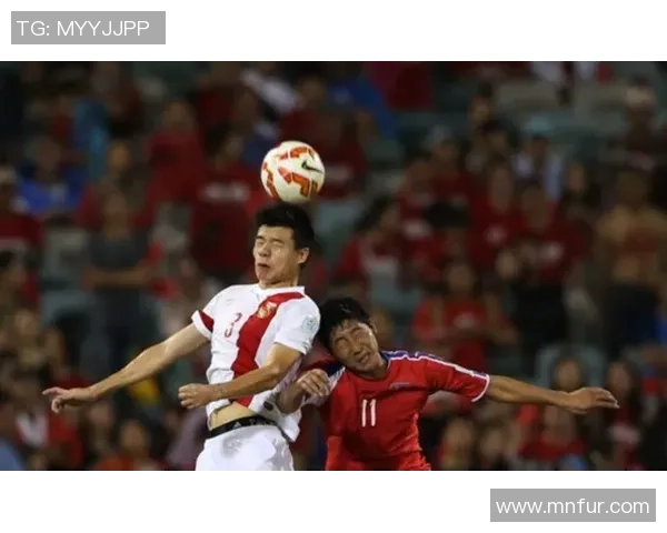 足球明星热情拥抱国足展现团结力量感动无数球迷瞬间回顾