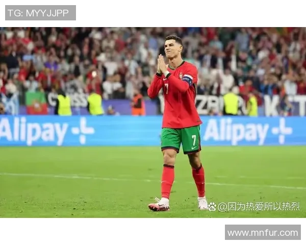 足球明星的笑容背后隐藏的故事与情感解析