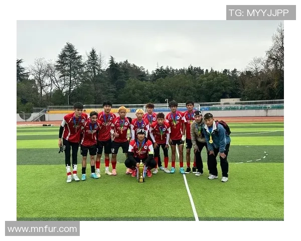 足球明星盛装出席颁奖典礼合影留念展现风采与荣耀