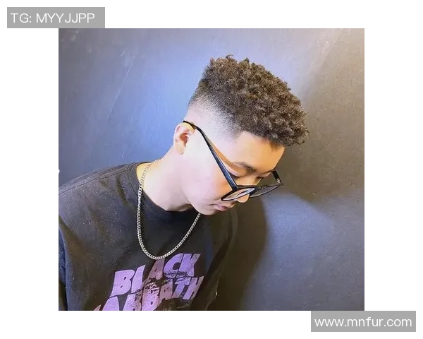 足球明星的黑人烫发型展现个性魅力与时尚风潮的完美结合