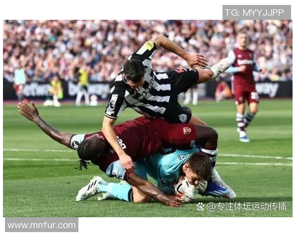 足球明星脚踩足球的精彩瞬间展现球场魅力与运动激情